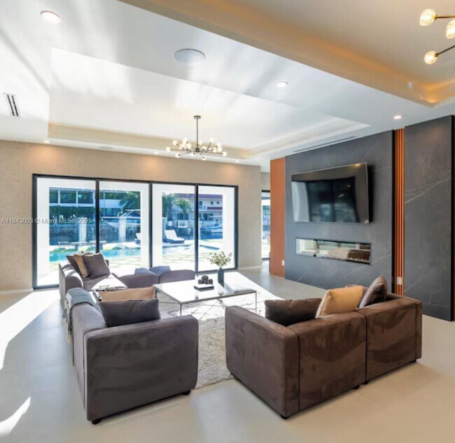 Building Photo - 131 Royal Palm Dr