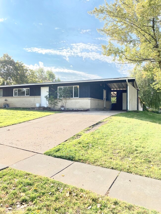 Building Photo - Roy West Duplex