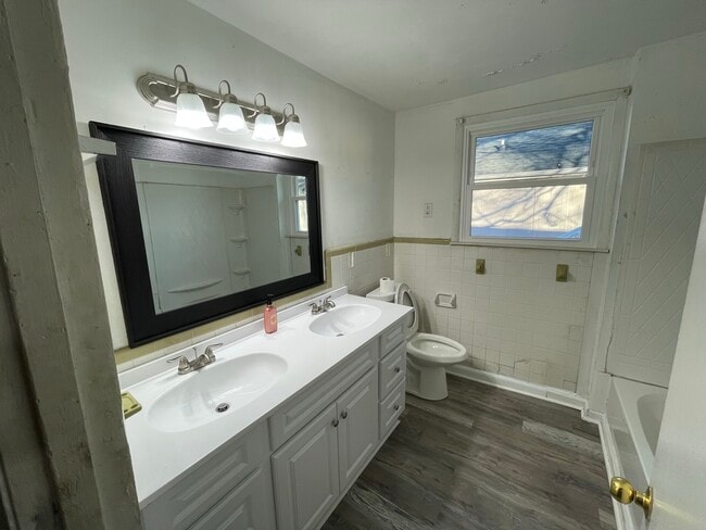 Building Photo - 612 Sun Cir