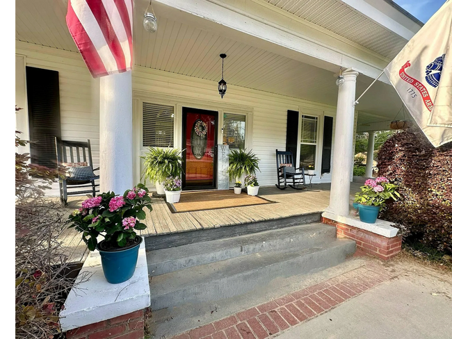 Building Photo - **Charming Small-Town Home Near Clark's Hi...