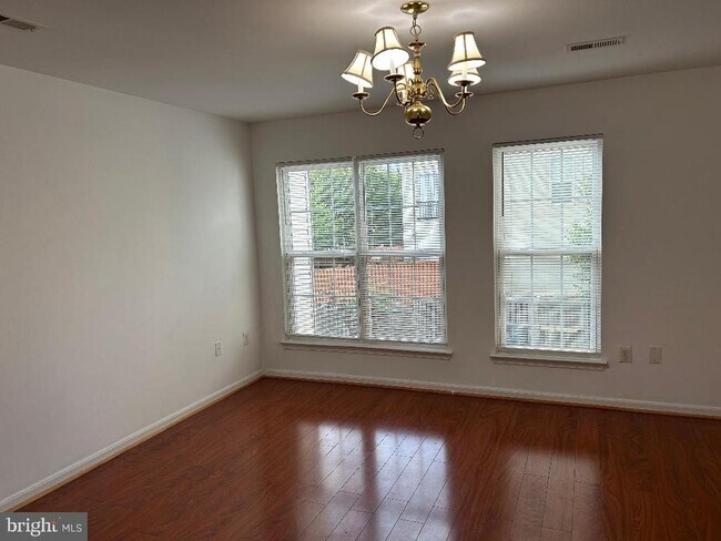 Building Photo - 42994 Beachall St