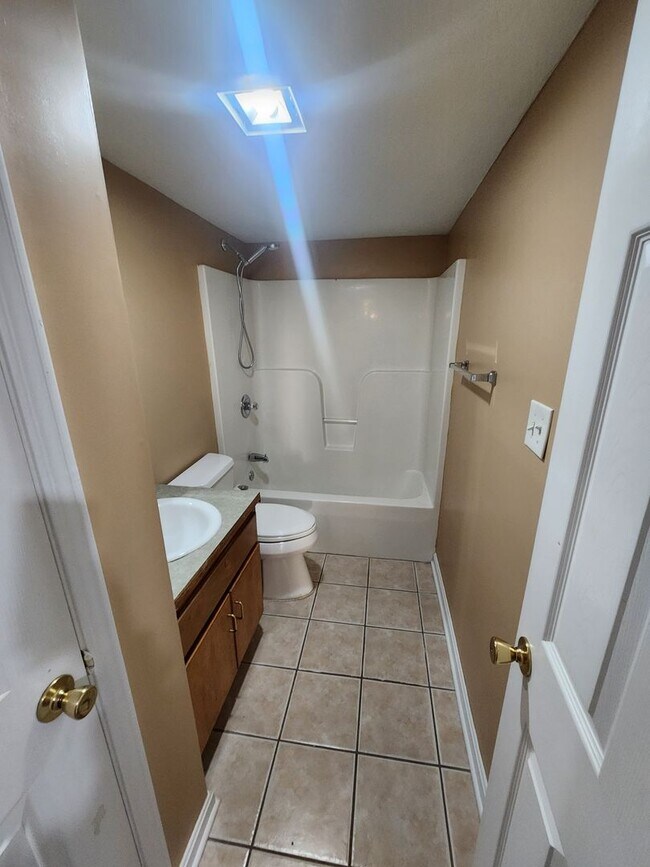 Building Photo - Spacious 2 bedroom 2 full bath first floor apartment for rent!!