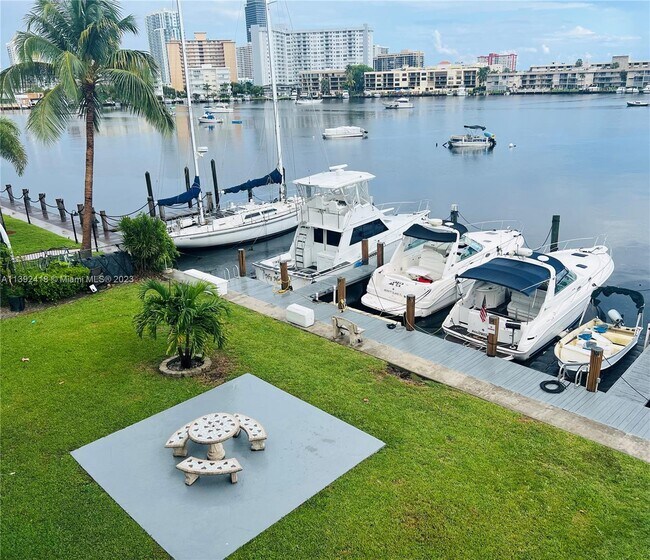 Building Photo - 2100 Diana Dr