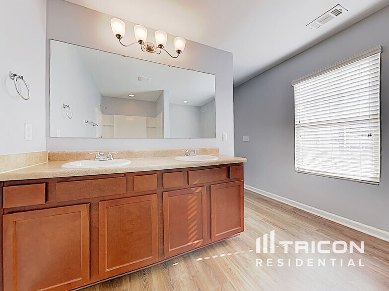 Building Photo - 211 Hollyhock Ln