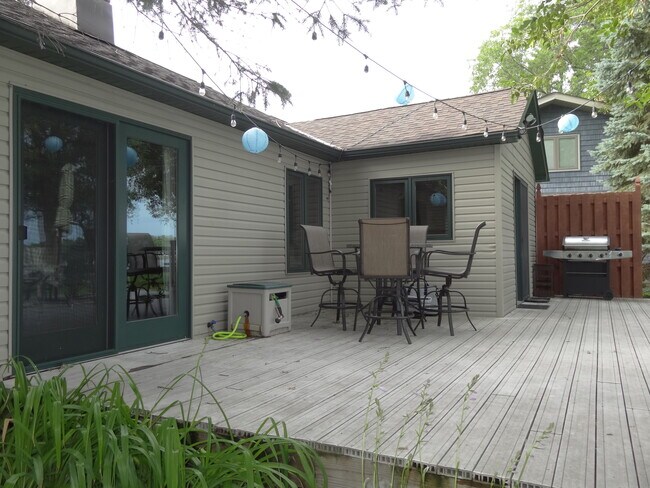 Building Photo - 7560 N Shore Circle North