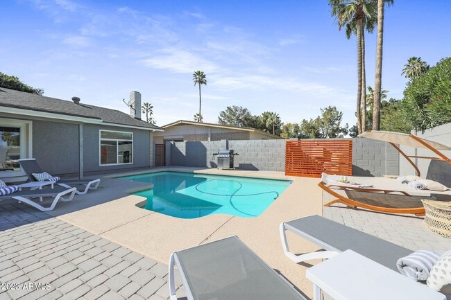 Building Photo - 421 Lila Cir