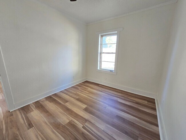 Building Photo - 709/711 W 44th St