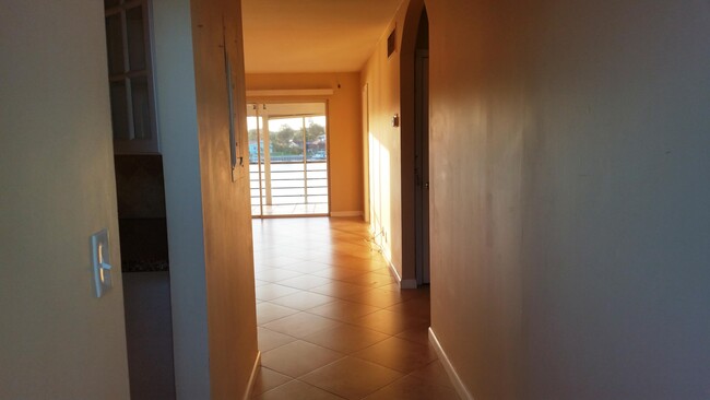 Building Photo - 531 W Kalmia Dr