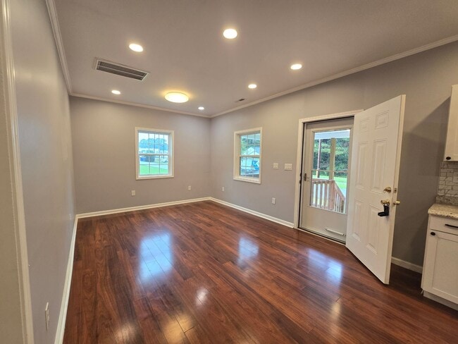 Building Photo - NEW LISTING!!!!!