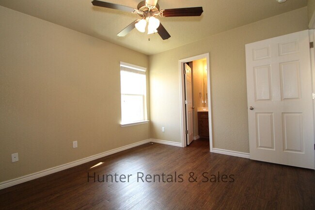 Building Photo - Spacious three-bedroom