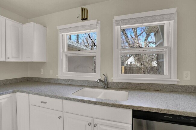 Building Photo - 2318 Templeton Gap Rd