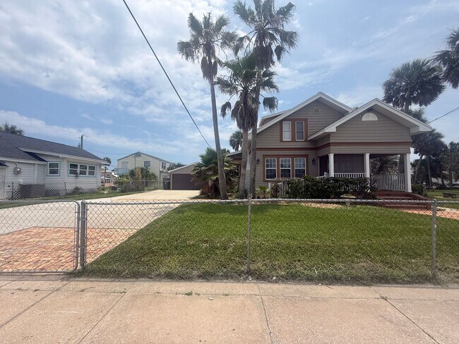 Building Photo - Beautifully updated 3 bedroom 3 bathroom home