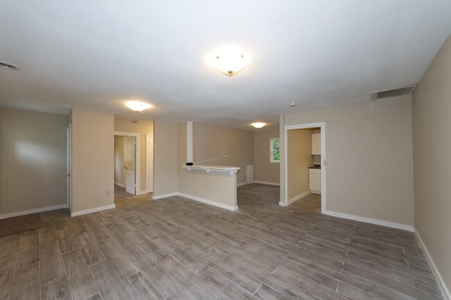 Building Photo - Completely remodeled 3 bed 1 bath home rea...