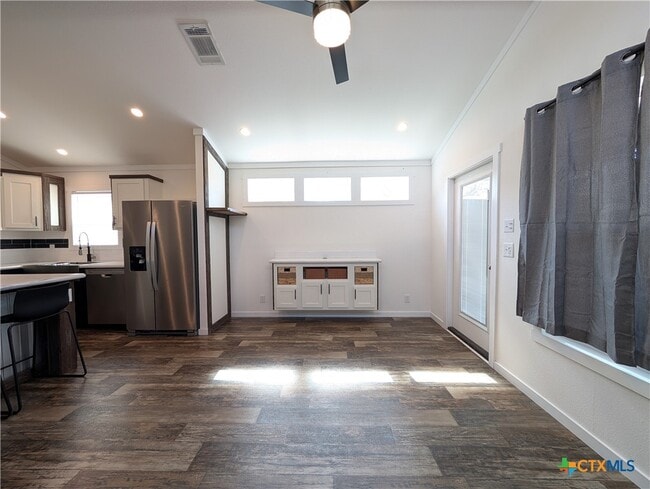 Building Photo - 120 Water Hole Ln