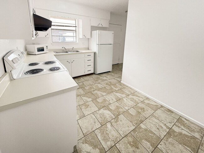 Building Photo - 2612-2614 East Sunset Circle