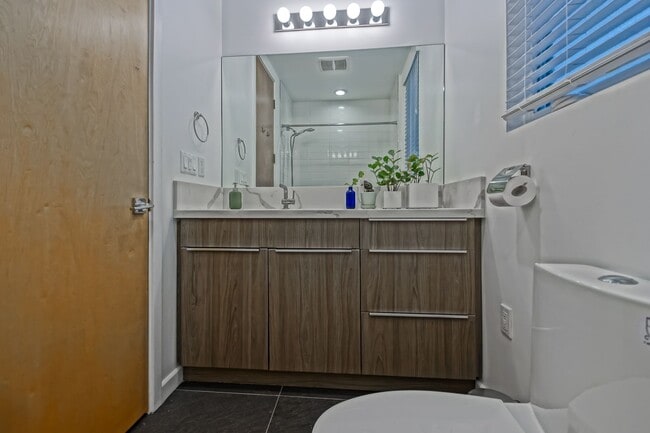 Building Photo - Custom, Modern & Spacious Tri-Level Home w...