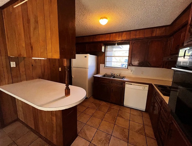 Building Photo - 165 Greenforest Trail