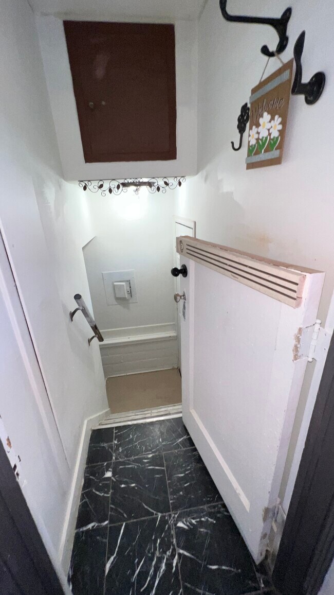 Building Photo - 305 Shelby St