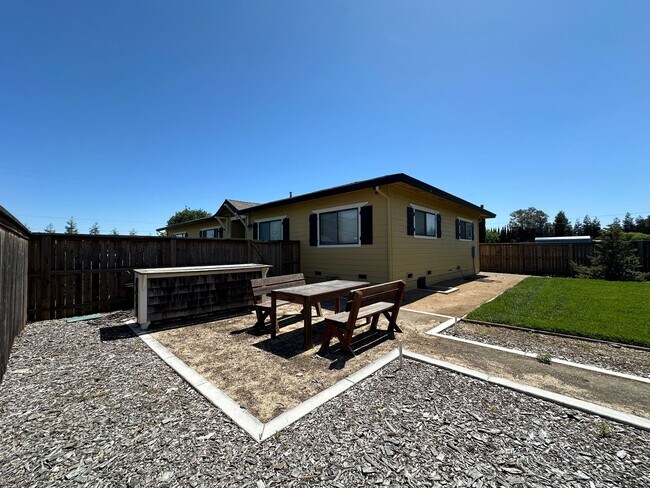 Building Photo - 4 Bedroom Home on Half Acre Lot