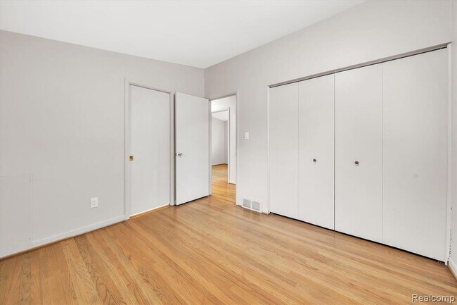 Building Photo - 229 Redwood Dr