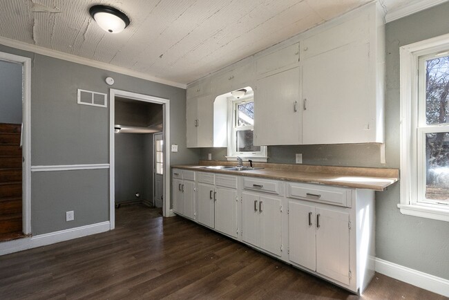 Building Photo - REMODELED 4 Bedroom | 1 Bathroom | 1400 sq...