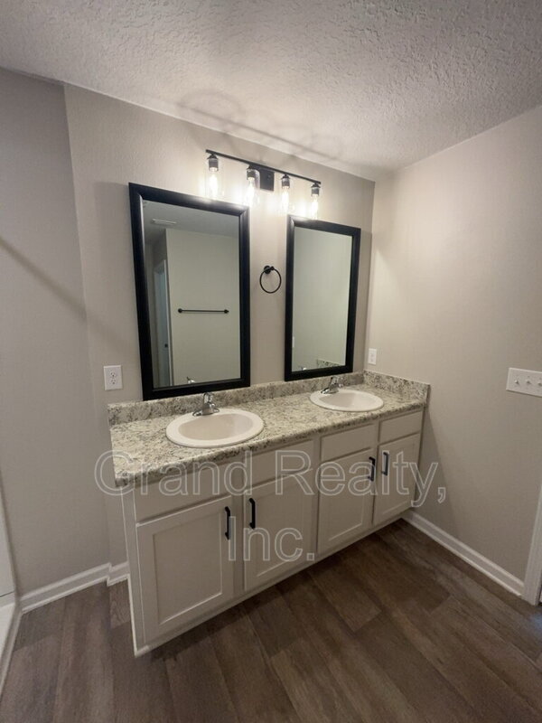 Building Photo - 5583 Guinevere Ln