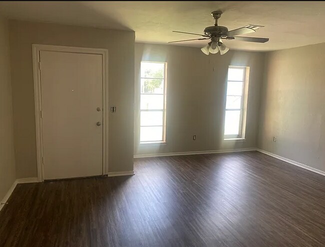 Building Photo - Charming 3-Bed, 2-Bath OKC Home with Fence...