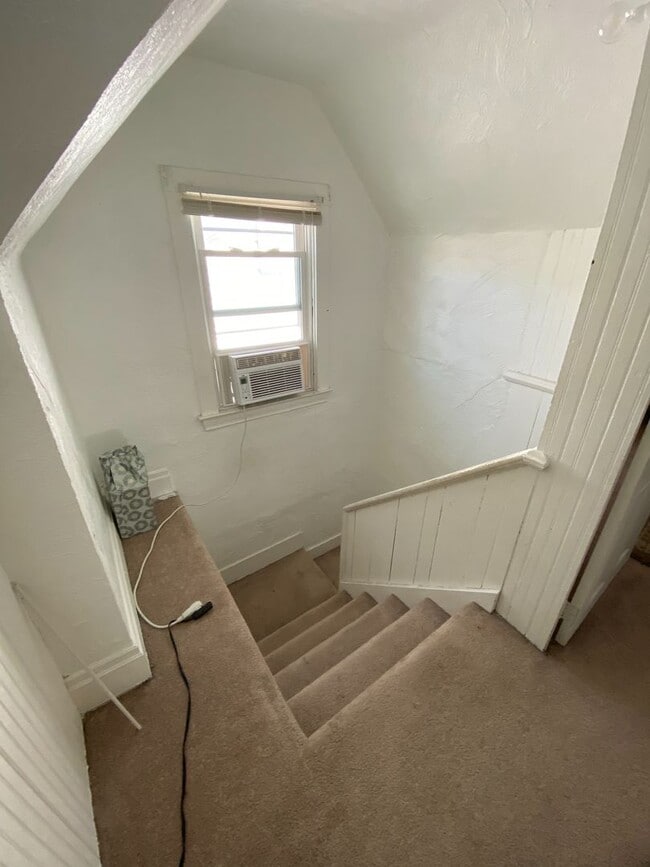 Building Photo - 405 Edgemont St