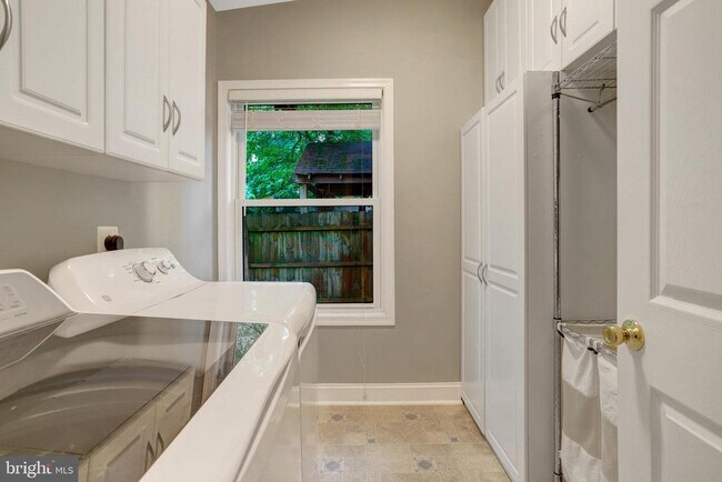 Building Photo - 6735 Williams Dr