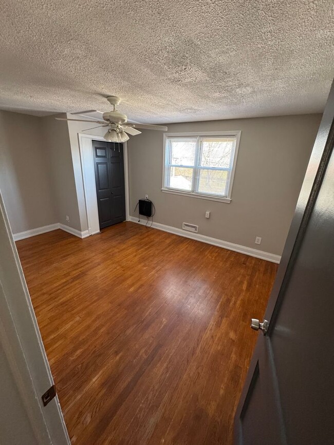 Building Photo - Super Fresh 3BR Townhome on Searles Rd for...