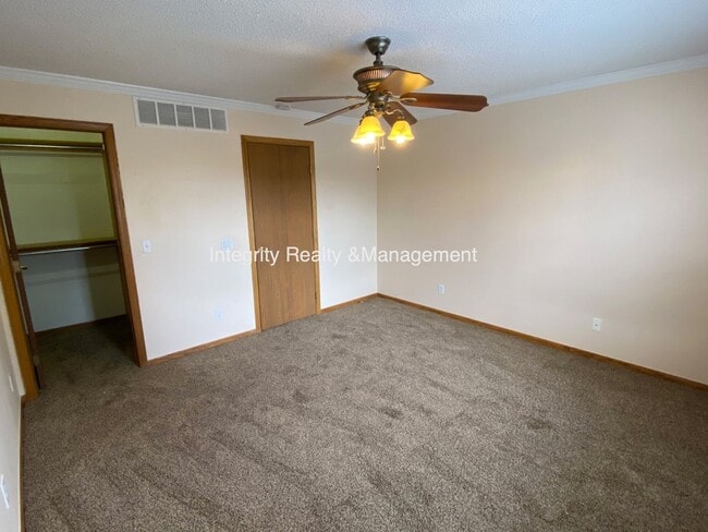 Building Photo - 2088 Oakcrest Cir