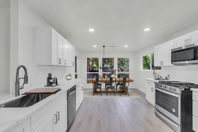 Building Photo - 1602 Pine Oak Dr