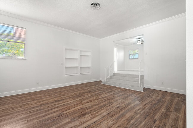 Building Photo - 2173 W Vina Del Mar Blvd