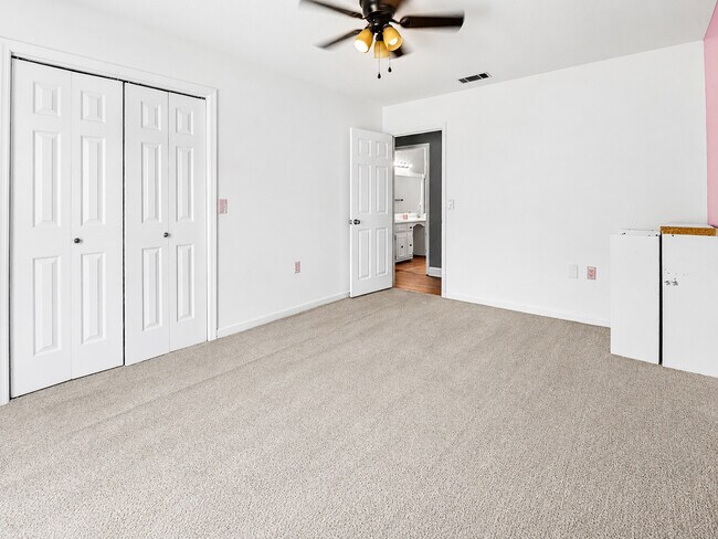 Building Photo - 127 Pine Bluff Dr