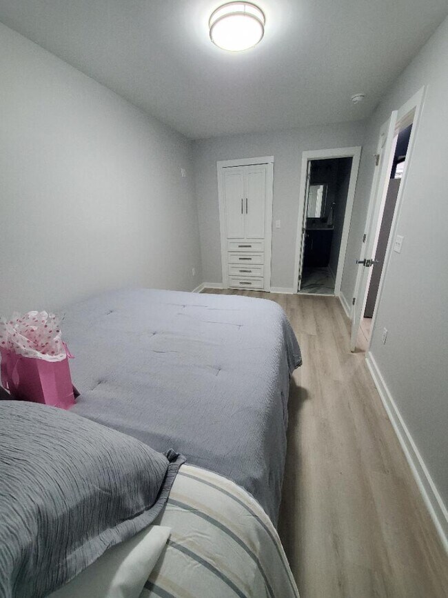 Building Photo - 294 Quick St