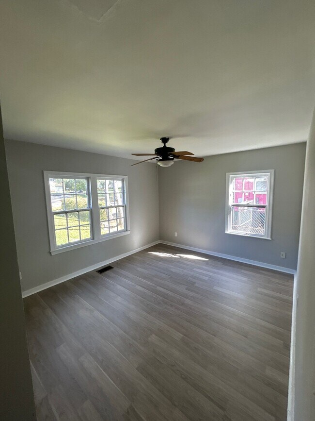 Building Photo - 319 Woody Dr