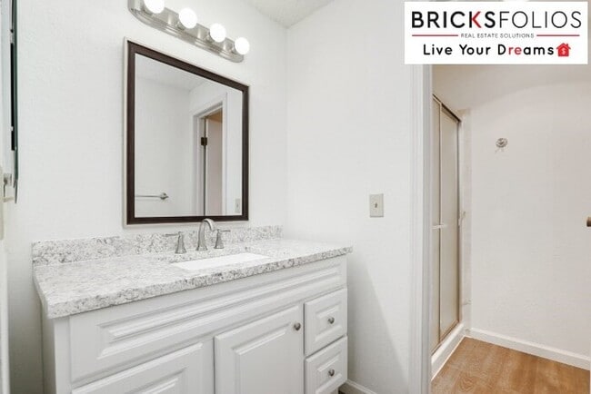 Building Photo - Redmond Gem! Live in the award-winning Lake Washington School District.