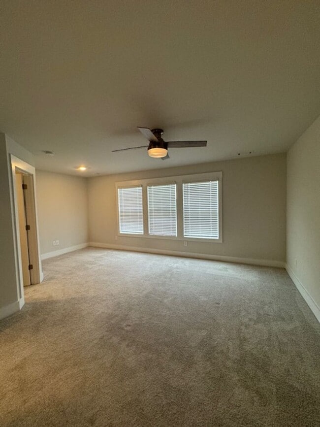 Building Photo - Gorgeous 3 Bedrooms-2.5 Baths - Prime Loca...