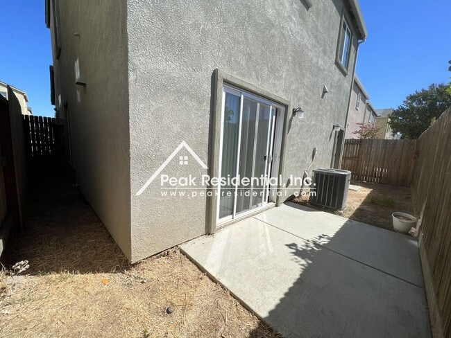Building Photo - Newer 3bd/2.5 ba Home with 1 Car Garage in Gated Community