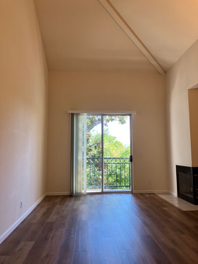 Building Photo - Updated 2 Bedroom, 2 Bath Condo in Gated C...