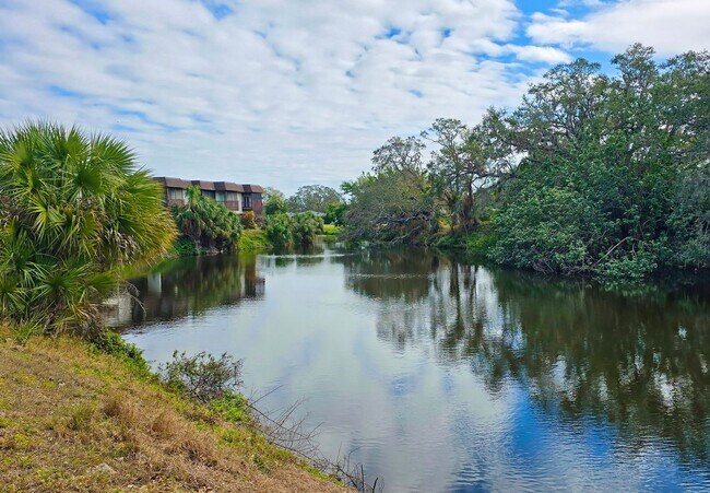 Building Photo - 2 BR/ 2.5 BA Townhome in Gated Community w...
