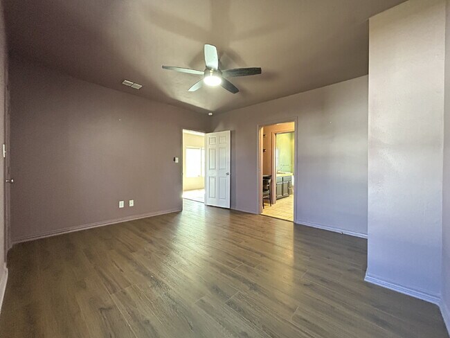 Building Photo - Indulge in the charm and comfort of a cozy, inviting home!
