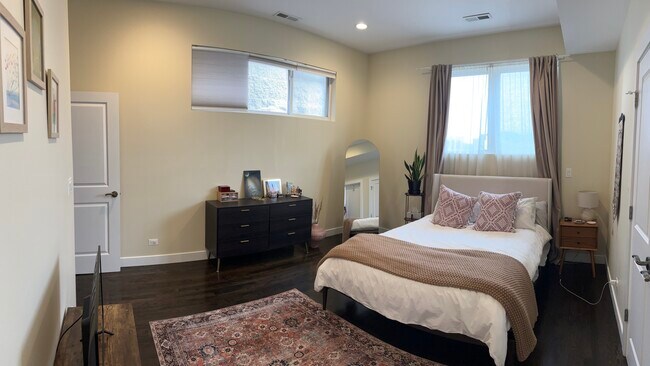 Building Photo - 2117 W Gladys Ave