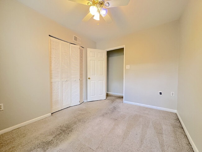 Building Photo - Charming Fairfax Townhome in a Prime Location