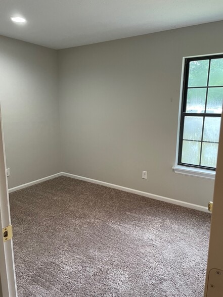 Building Photo - 10770 N Park Ave