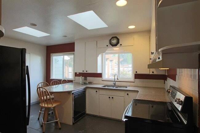 Building Photo - Nice Rambler 3bd 1.75bath Avail. Oct. 3rd