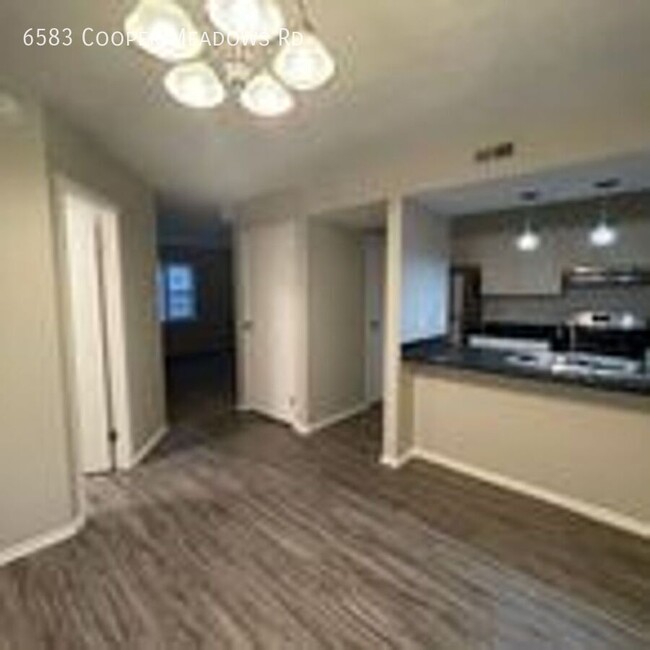 Building Photo - 2 Bed 2.5 Bath - Updated, Scenic, Convenient