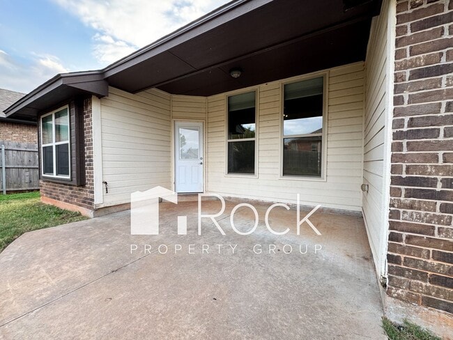 Building Photo - 3 Bedroom Home in North Norman with New Carpet