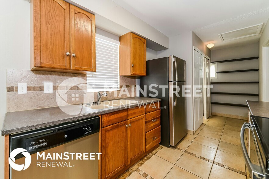 Building Photo - 2459 Stratford Dr