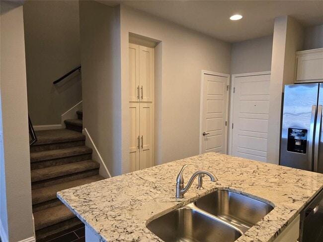 Building Photo - 13800 Lyndhurst St